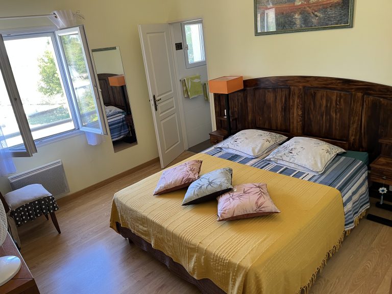 Chambre-hote-voyage-lit-queensize