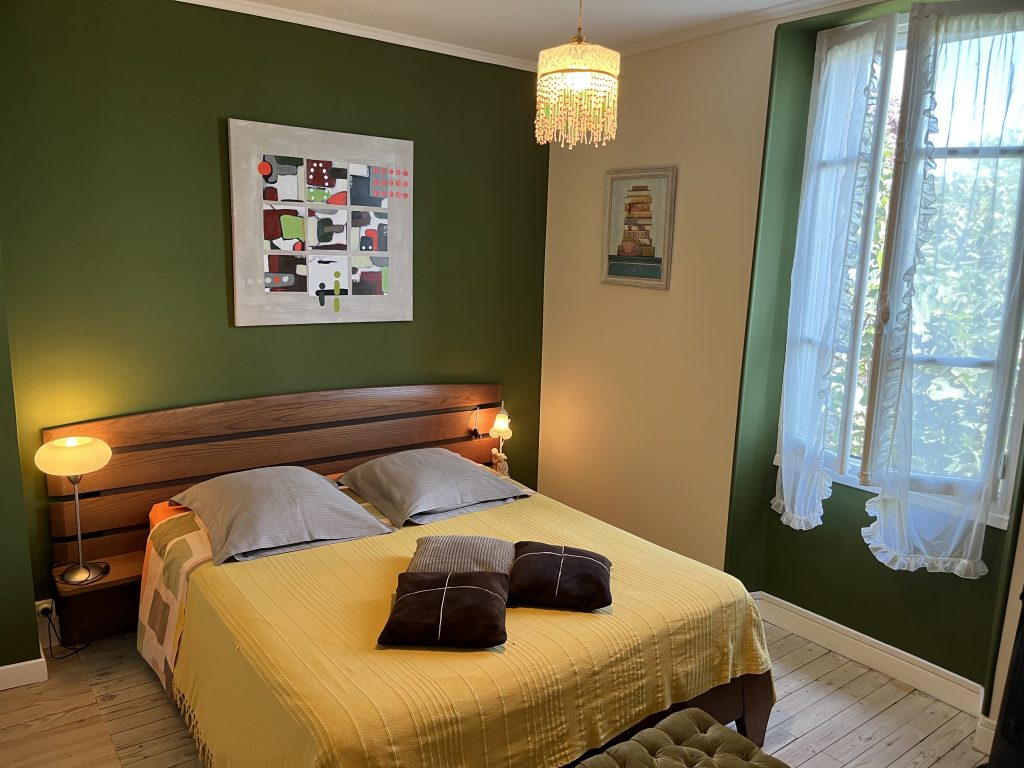 Chambres famille avec deux lits doubles et salle de douche communicante