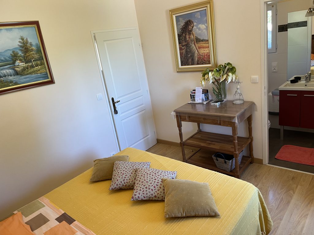 chambre-hote-evasion-entree-lit-queen-size